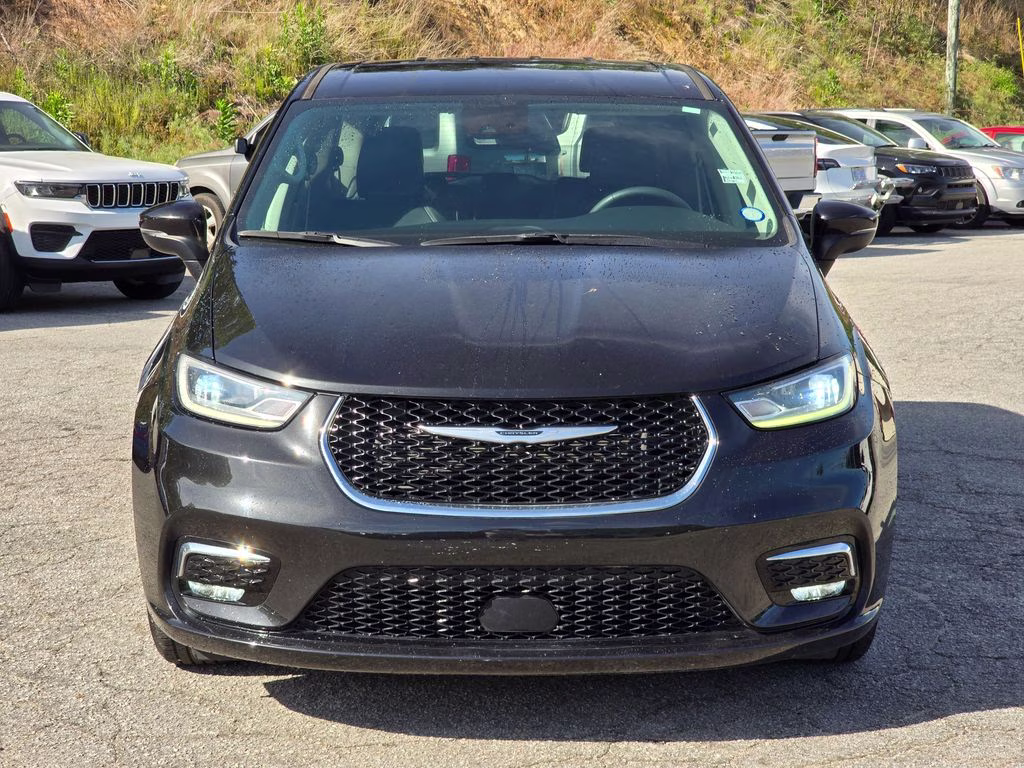 2023 Brilliant Black Crystal Pearlcoat Chrysler Pacifica Touring L FWD Van