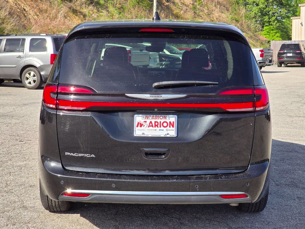 2023 Brilliant Black Crystal Pearlcoat Chrysler Pacifica Touring L FWD Van