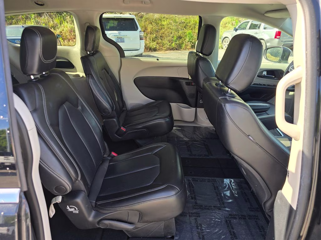 2023 Brilliant Black Crystal Pearlcoat Chrysler Pacifica Touring L FWD Van
