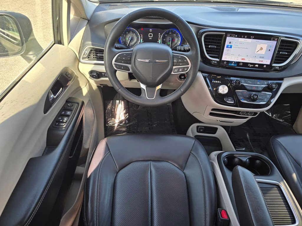 2023 Brilliant Black Crystal Pearlcoat Chrysler Pacifica Touring L FWD Van