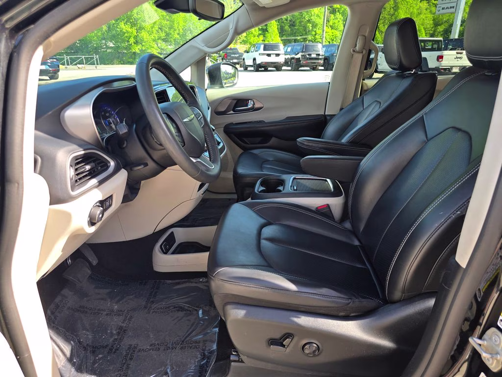 2023 Brilliant Black Crystal Pearlcoat Chrysler Pacifica Touring L FWD Van
