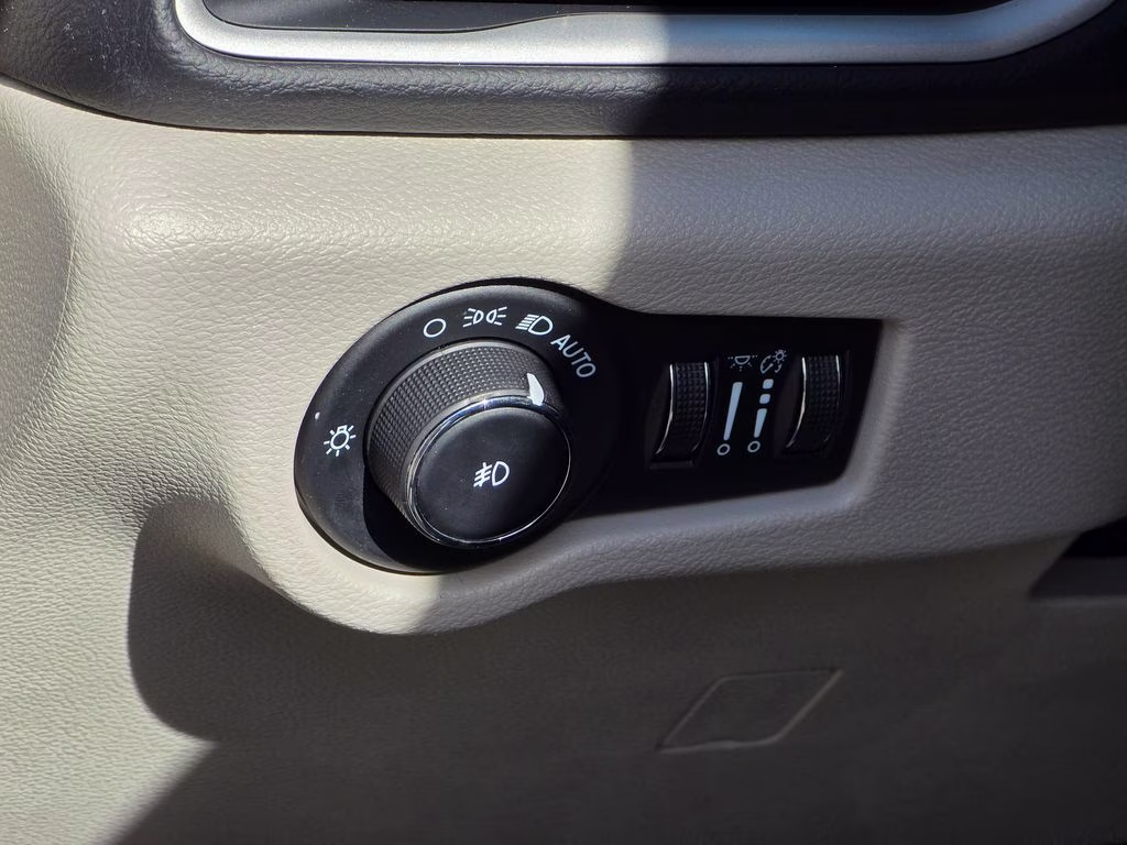 2023 Brilliant Black Crystal Pearlcoat Chrysler Pacifica Touring L FWD Van