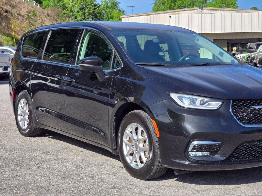 2023 Brilliant Black Crystal Pearlcoat Chrysler Pacifica Touring L FWD Van
