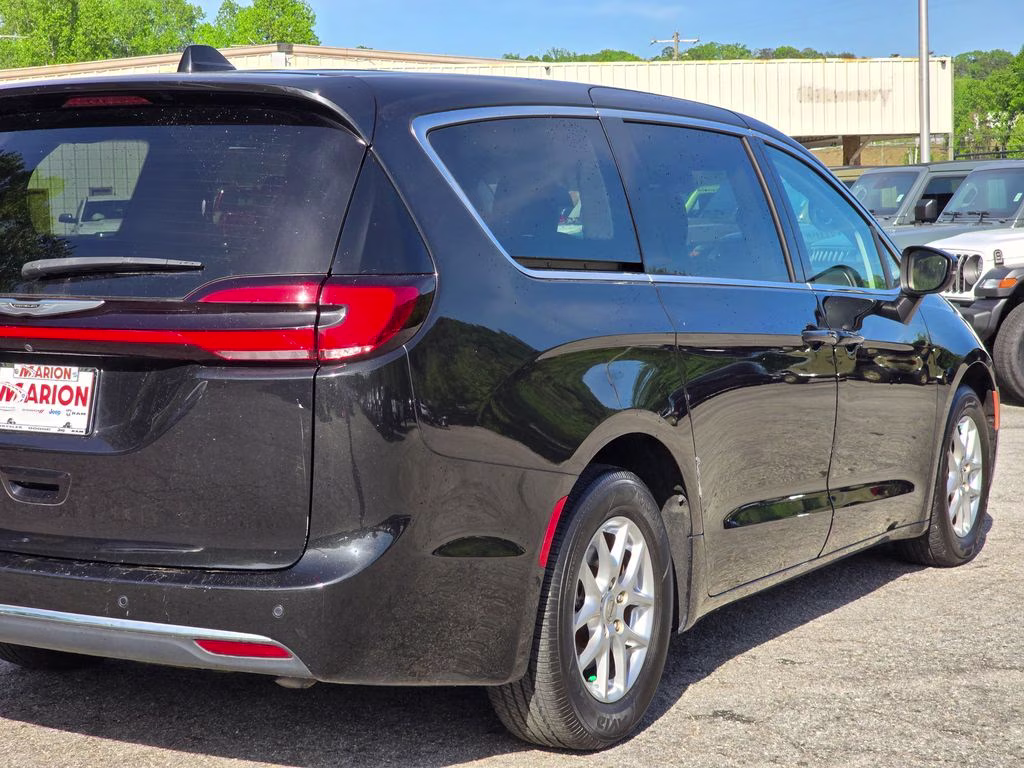 2023 Brilliant Black Crystal Pearlcoat Chrysler Pacifica Touring L FWD Van