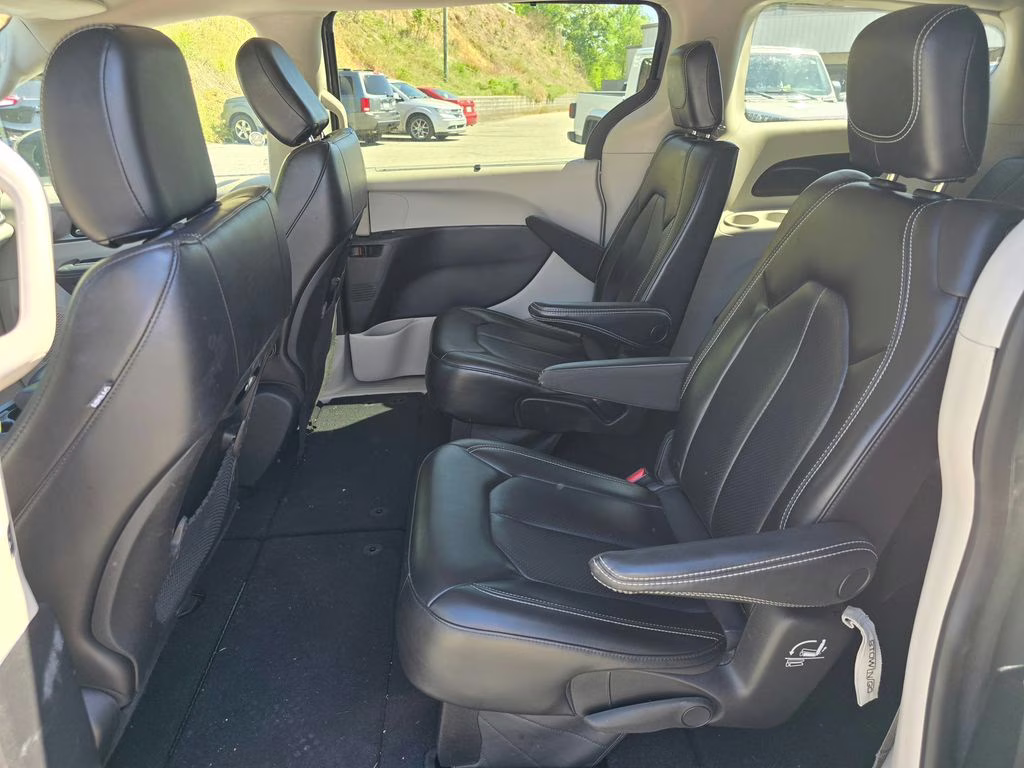 2023 Ceramic Gray Clearcoat Chrysler Pacifica Touring L FWD Van