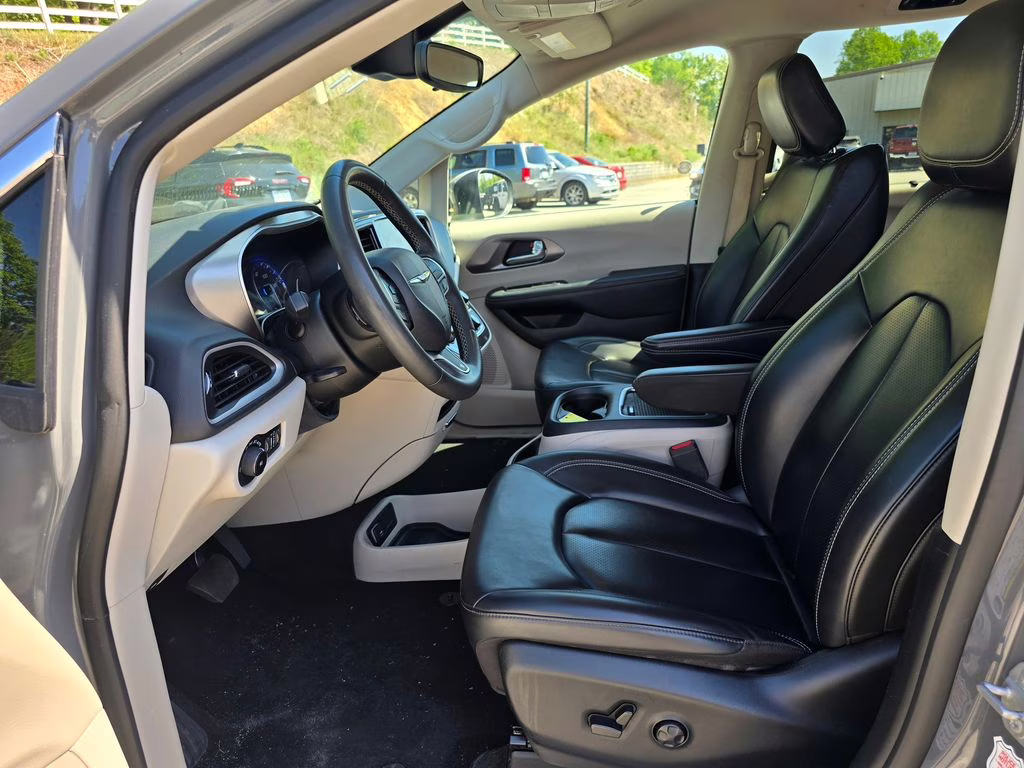 2023 Ceramic Gray Clearcoat Chrysler Pacifica Touring L FWD Van