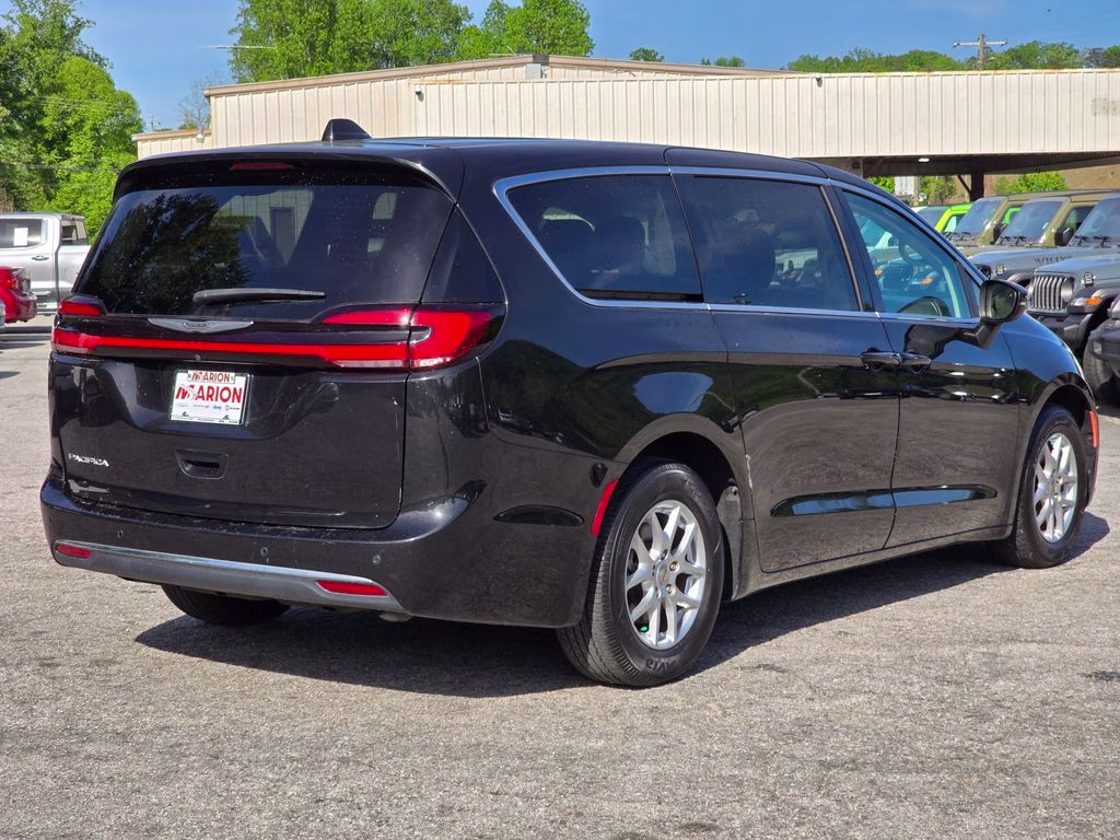 2023 Brilliant Black Crystal Pearlcoat Chrysler Pacifica Touring L FWD Van