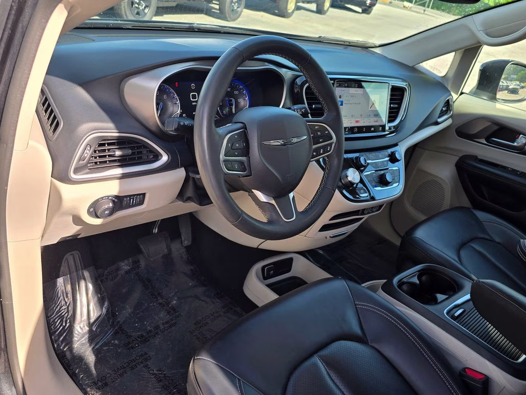 2023 Brilliant Black Crystal Pearlcoat Chrysler Pacifica Touring L FWD Van