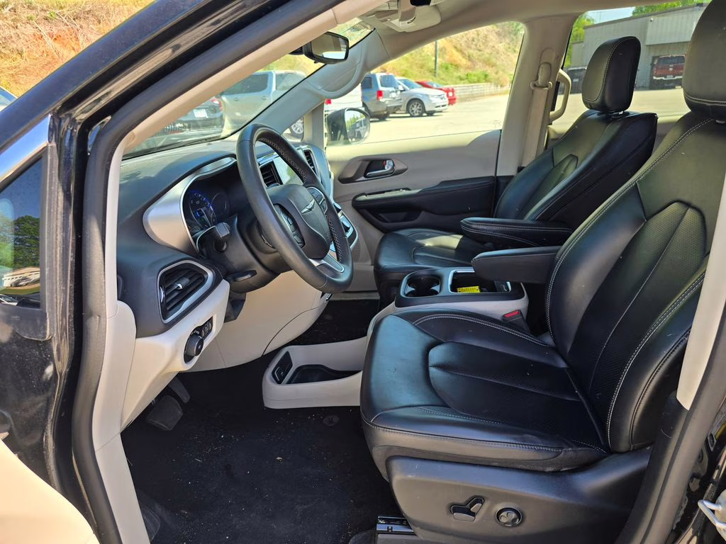 2023 Brilliant Black Crystal Pearlcoat Chrysler Pacifica Touring L FWD Van