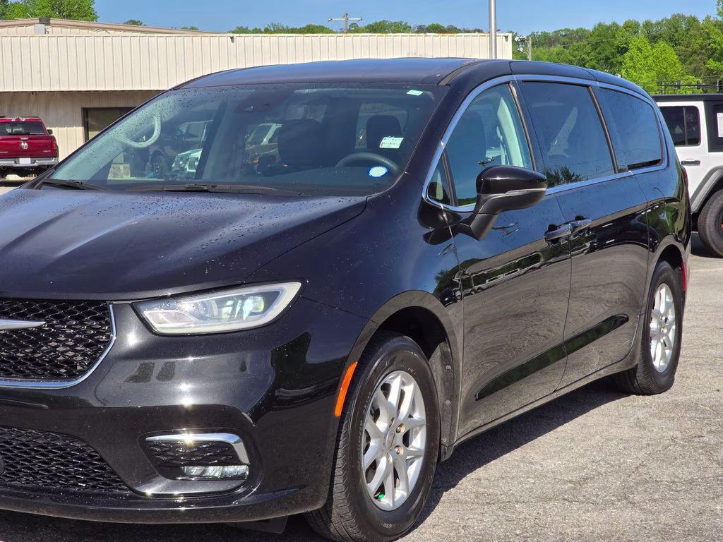 2023 Brilliant Black Crystal Pearlcoat Chrysler Pacifica Touring L FWD Van