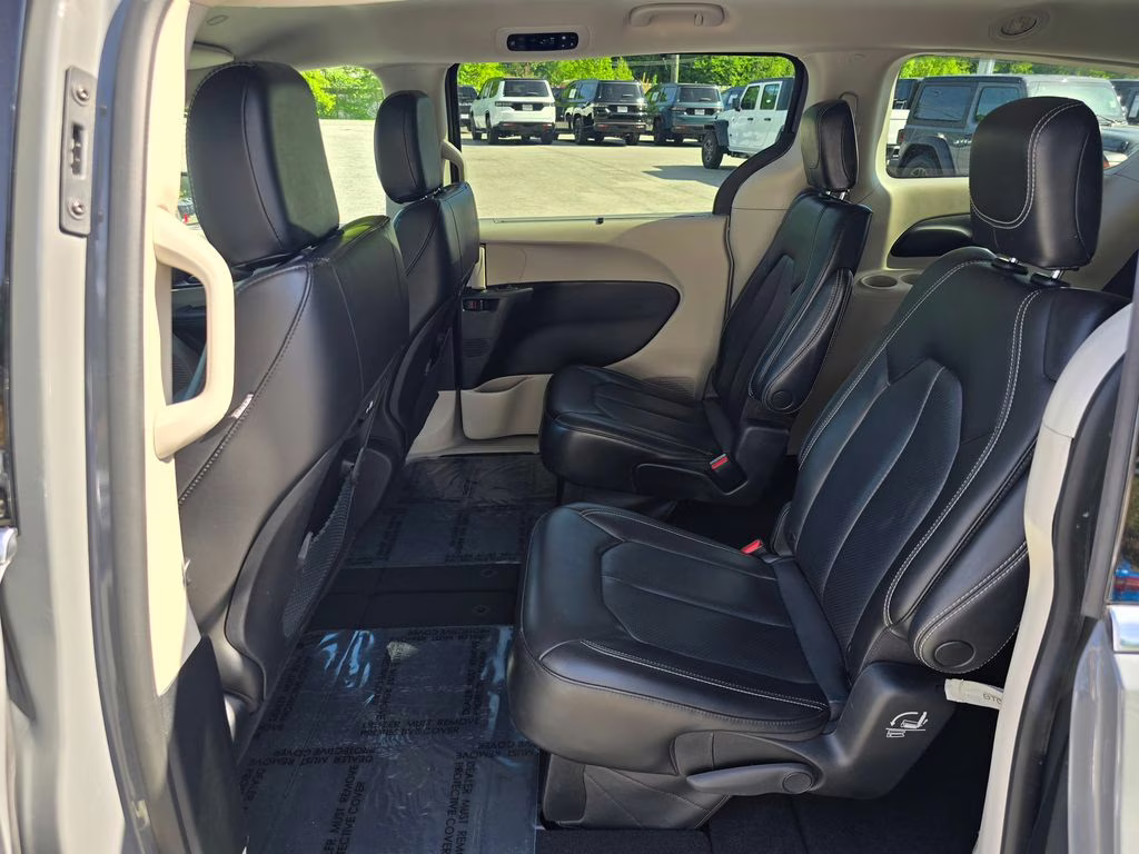 2023 Ceramic Gray Clearcoat Chrysler Pacifica Touring L FWD Van