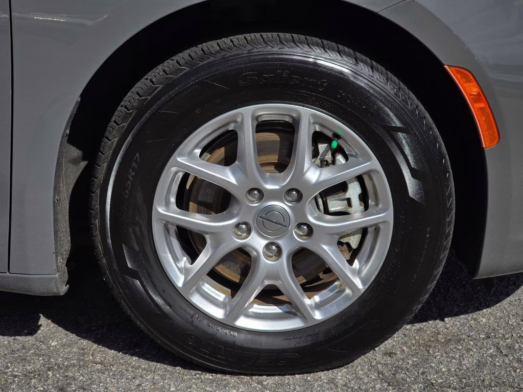 2023 Ceramic Gray Clearcoat Chrysler Pacifica Touring L FWD Van