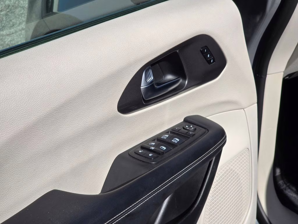 2023 Ceramic Gray Clearcoat Chrysler Pacifica Touring L FWD Van