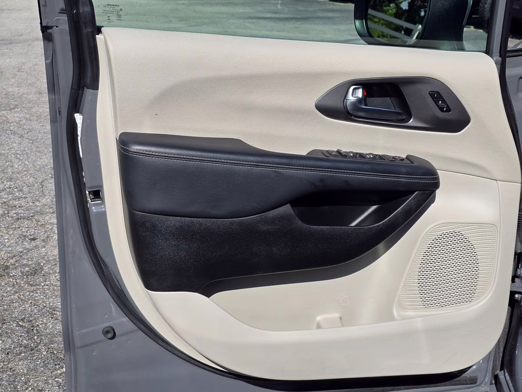 2023 Ceramic Gray Clearcoat Chrysler Pacifica Touring L FWD Van