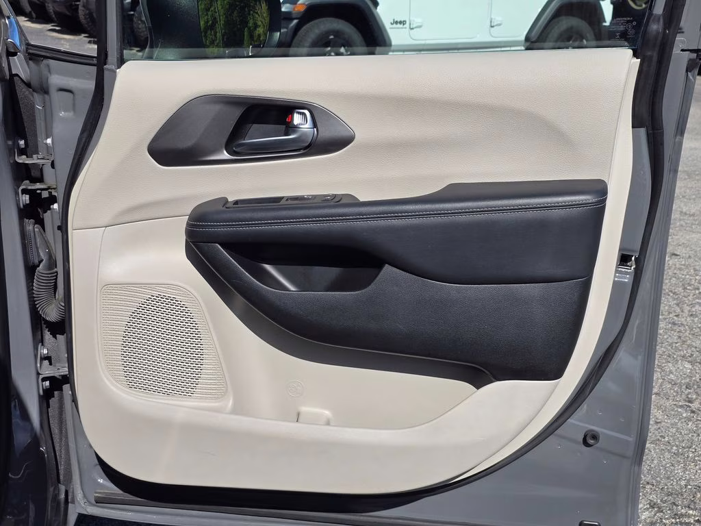 2023 Ceramic Gray Clearcoat Chrysler Pacifica Touring L FWD Van