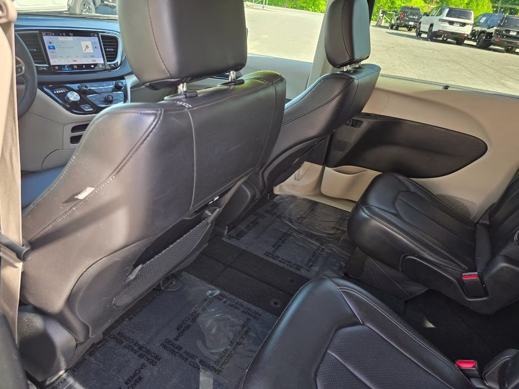 2023 Brilliant Black Crystal Pearlcoat Chrysler Pacifica Touring L FWD Van