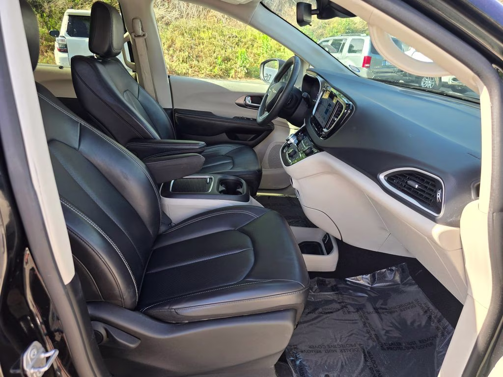 2023 Brilliant Black Crystal Pearlcoat Chrysler Pacifica Touring L FWD Van
