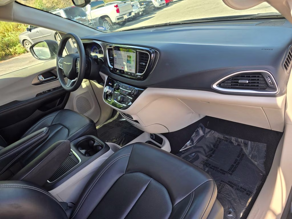 2023 Brilliant Black Crystal Pearlcoat Chrysler Pacifica Touring L FWD Van