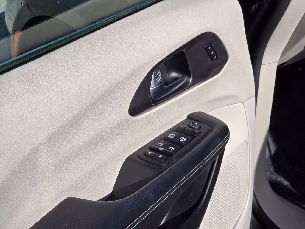 2023 Brilliant Black Crystal Pearlcoat Chrysler Pacifica Touring L FWD Van