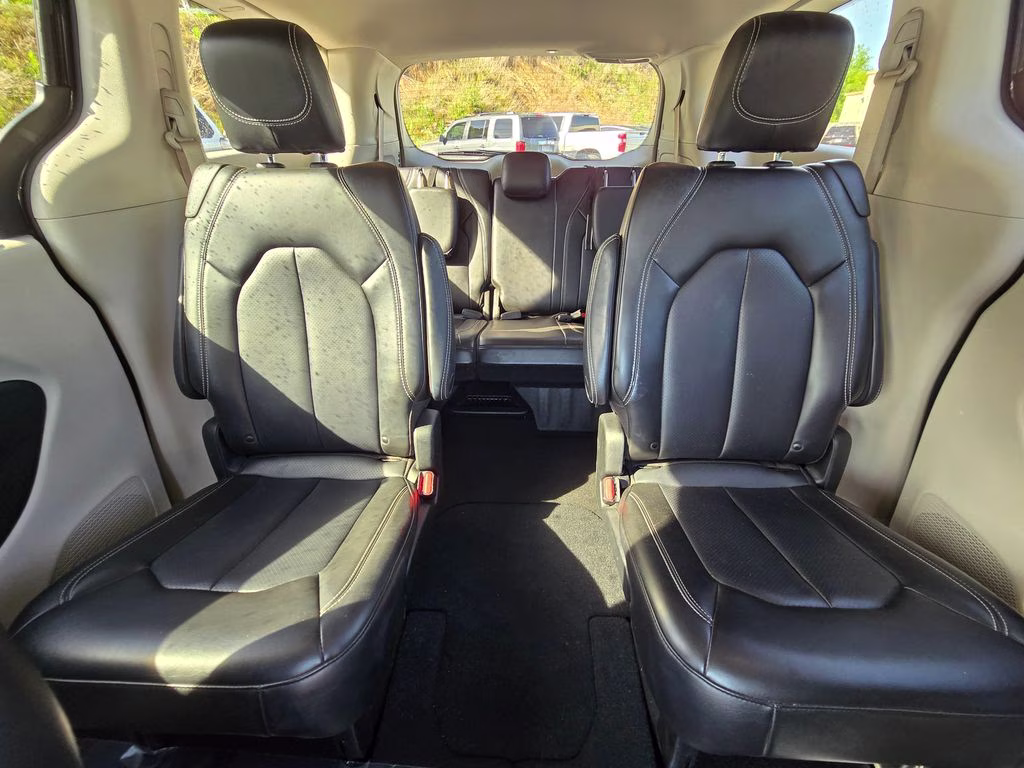 2023 Brilliant Black Crystal Pearlcoat Chrysler Pacifica Touring L FWD Van