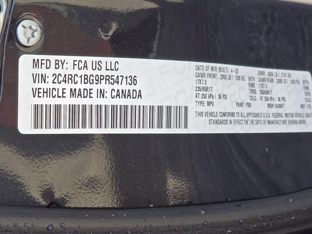 2023 Brilliant Black Crystal Pearlcoat Chrysler Pacifica Touring L FWD Van