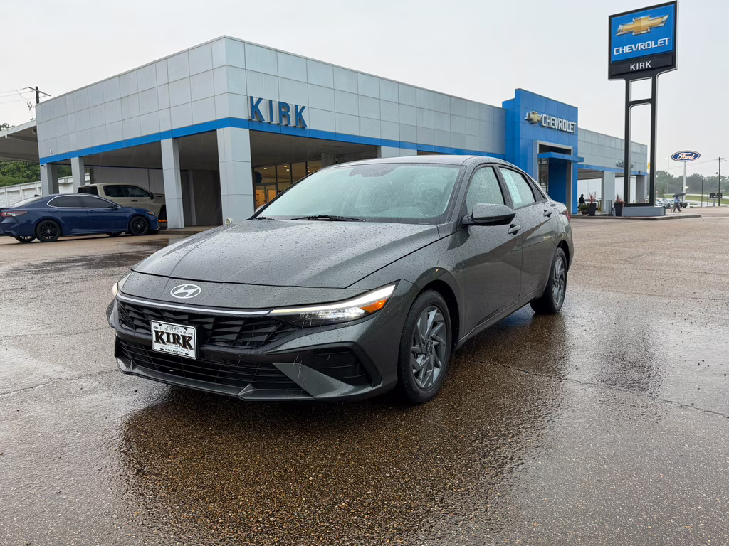 2024 Amazon Gray Hyundai Elantra SEL FWD Sedan