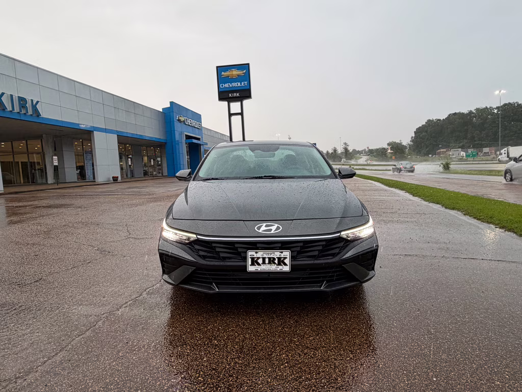 2024 Amazon Gray Hyundai Elantra SEL FWD Sedan