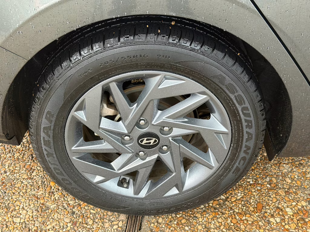 2024 Amazon Gray Hyundai Elantra SEL FWD Sedan