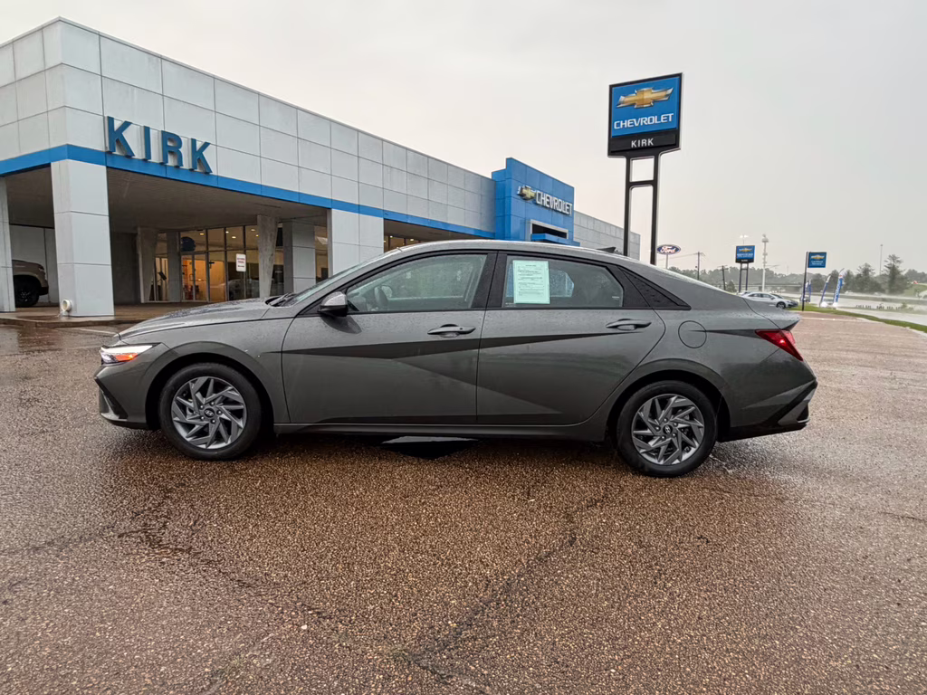 2024 Amazon Gray Hyundai Elantra SEL FWD Sedan