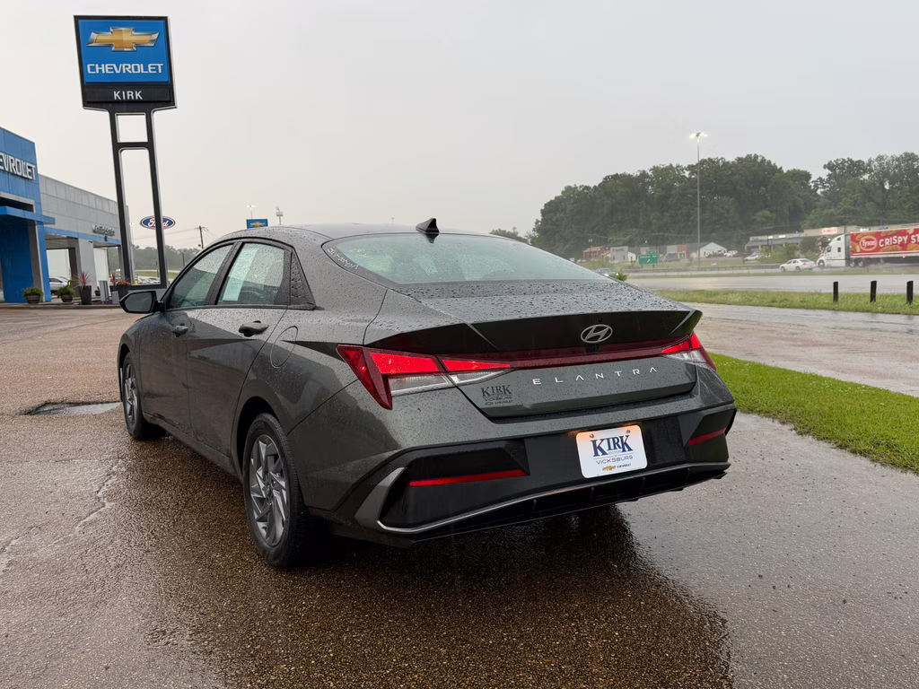 2024 Amazon Gray Hyundai Elantra SEL FWD Sedan