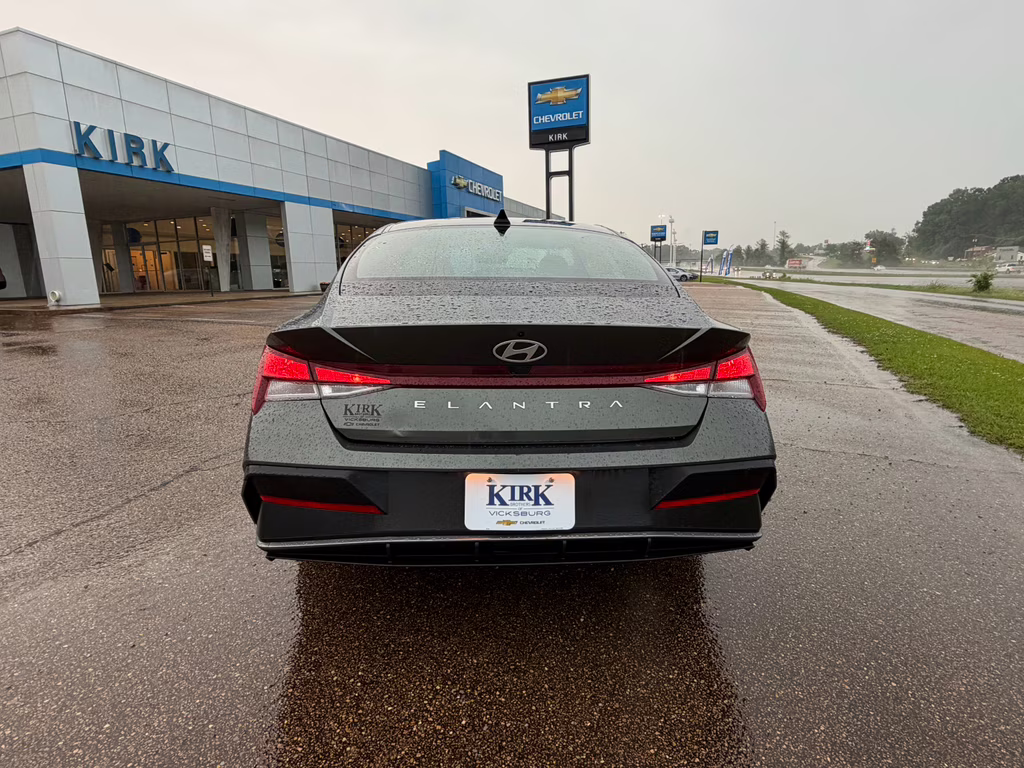 2024 Amazon Gray Hyundai Elantra SEL FWD Sedan