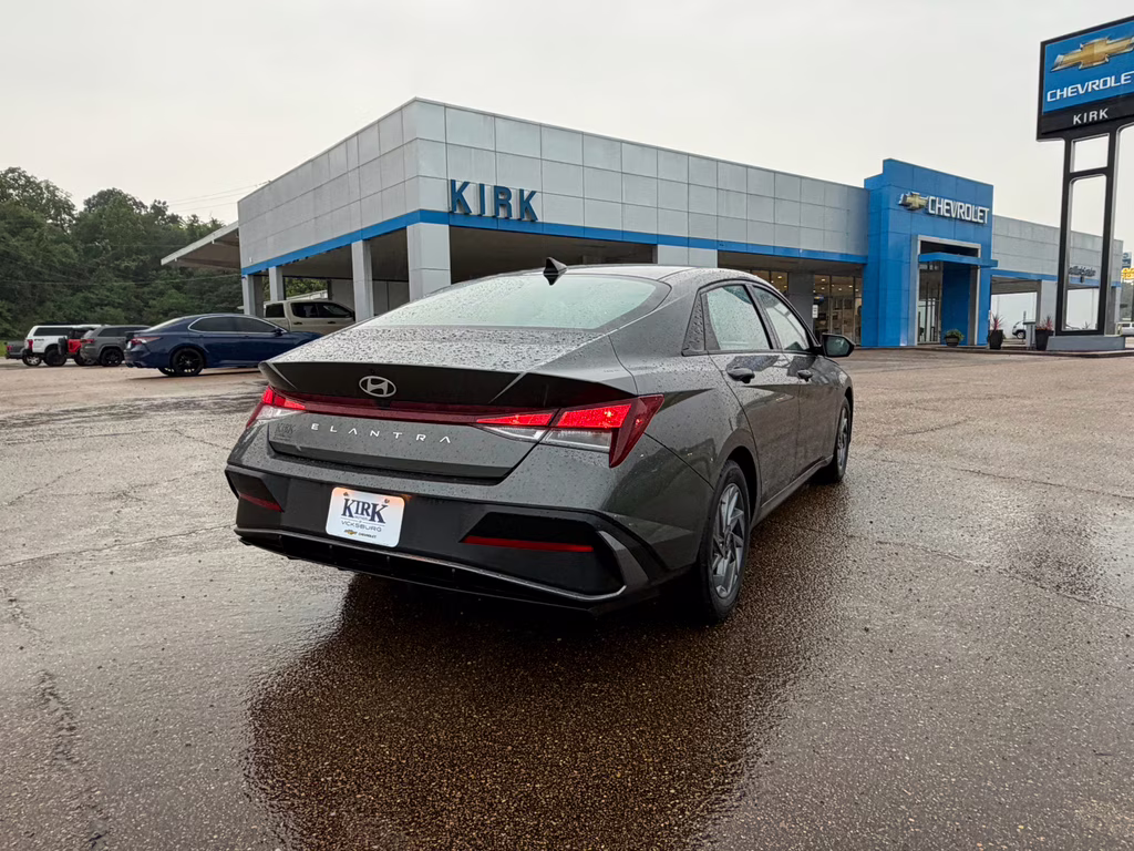 2024 Amazon Gray Hyundai Elantra SEL FWD Sedan