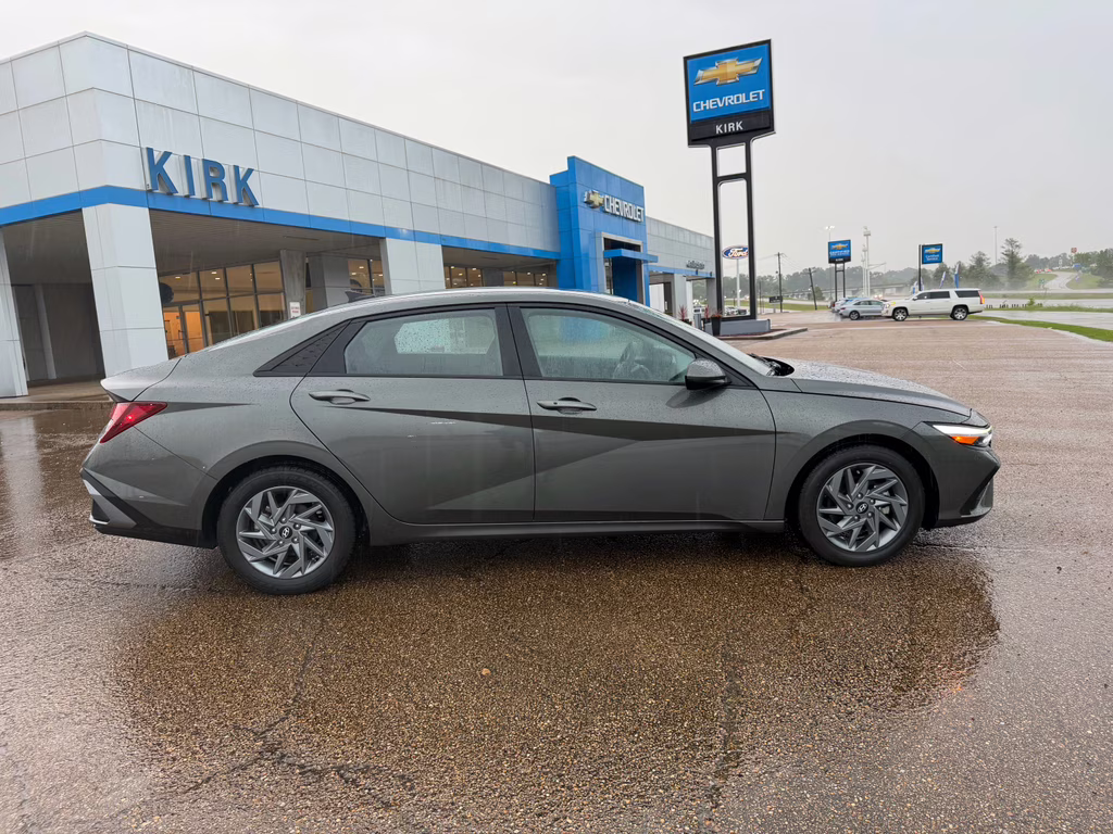 2024 Amazon Gray Hyundai Elantra SEL FWD Sedan