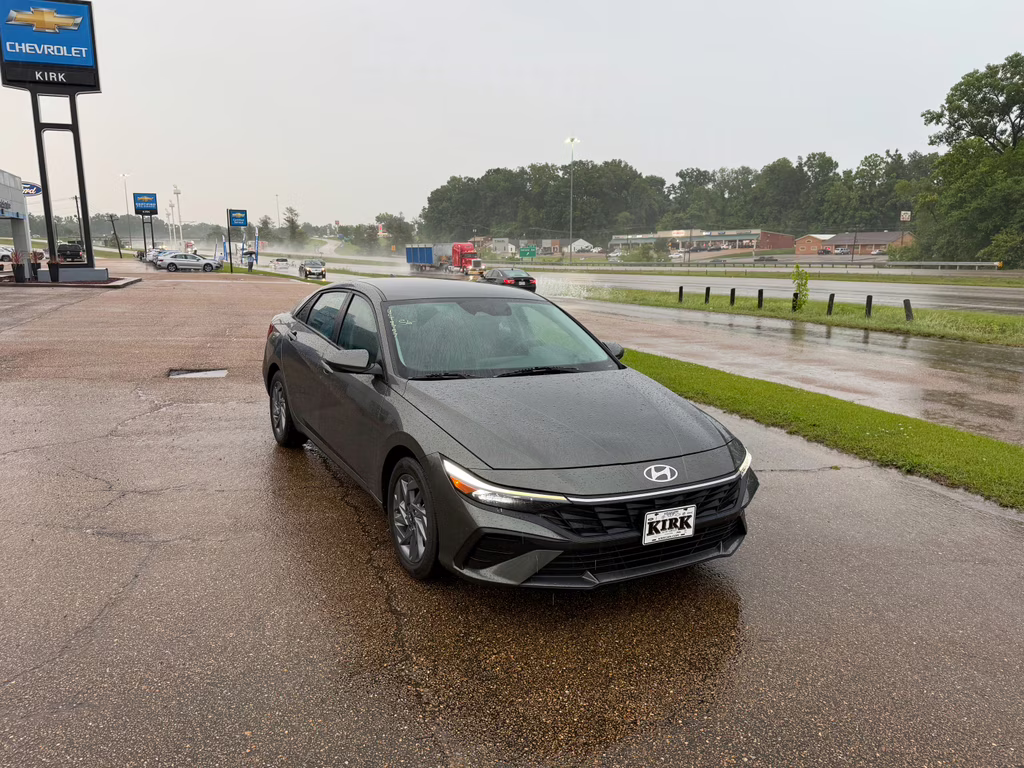 2024 Amazon Gray Hyundai Elantra SEL FWD Sedan