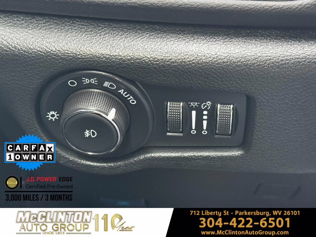 2025 Diamond Black Crystal Pearlcoat Chrysler Pacifica Select FWD Van