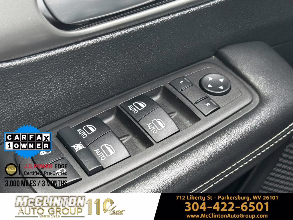 2025 Diamond Black Crystal Pearlcoat Chrysler Pacifica Select FWD Van