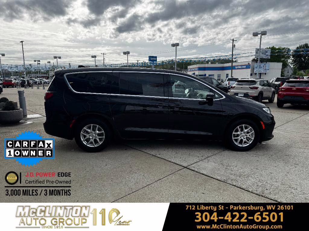 2025 Diamond Black Crystal Pearlcoat Chrysler Pacifica Select FWD Van