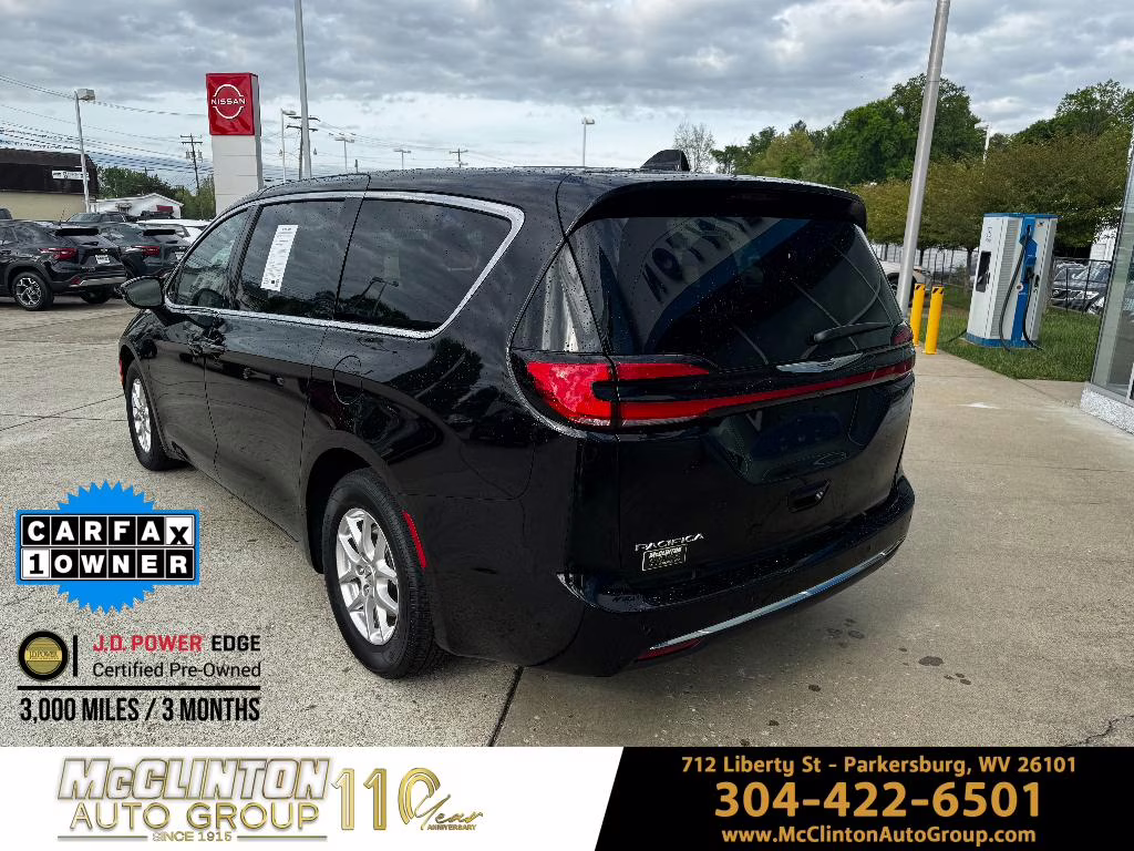 2025 Diamond Black Crystal Pearlcoat Chrysler Pacifica Select FWD Van