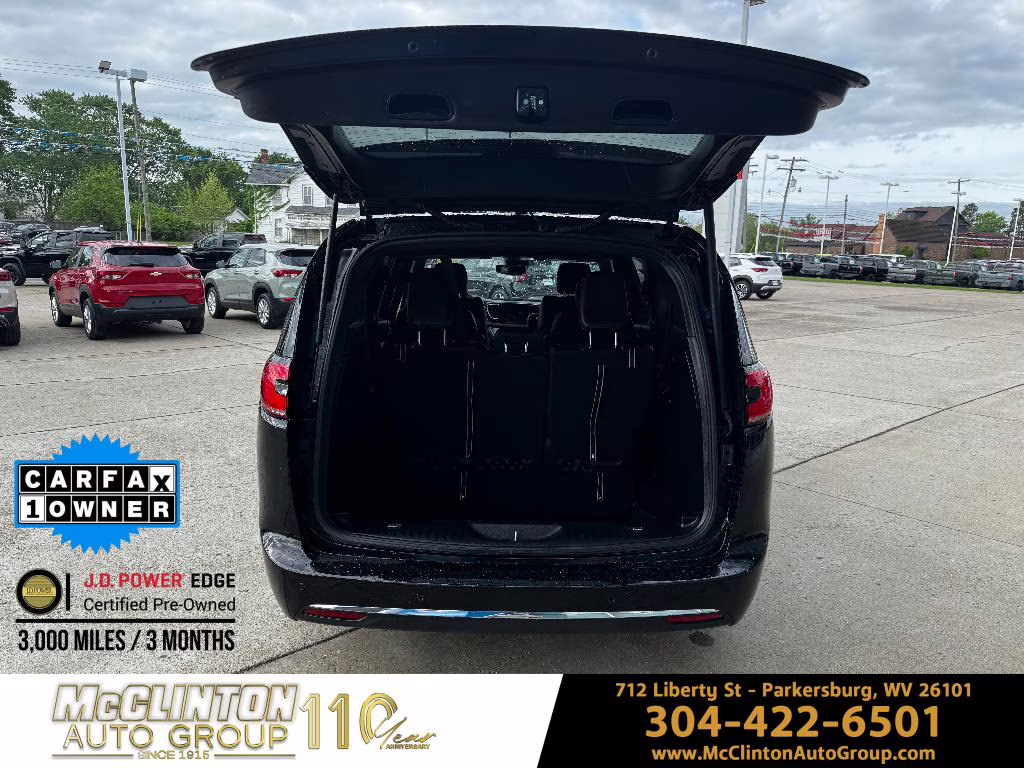 2025 Diamond Black Crystal Pearlcoat Chrysler Pacifica Select FWD Van