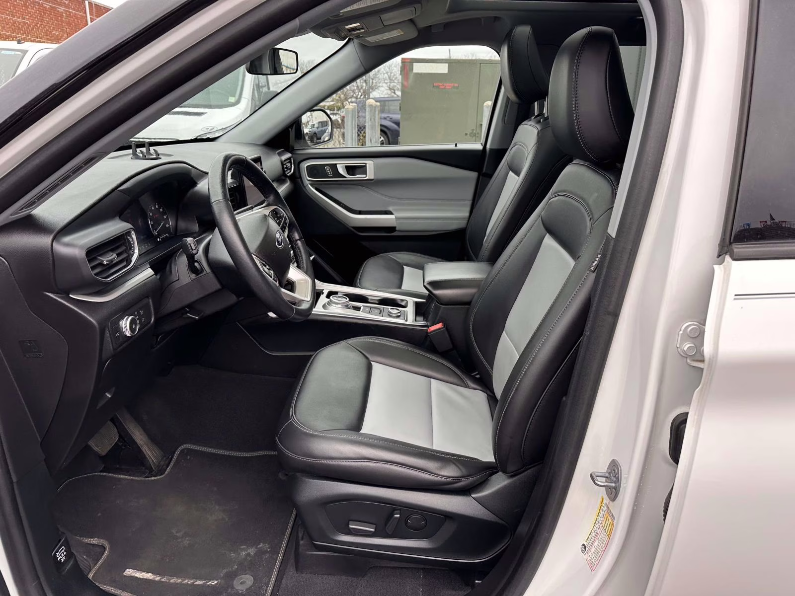 2022 Star White Metallic Tri-Coat Ford Explorer XLT 4WD 4X4 SUV