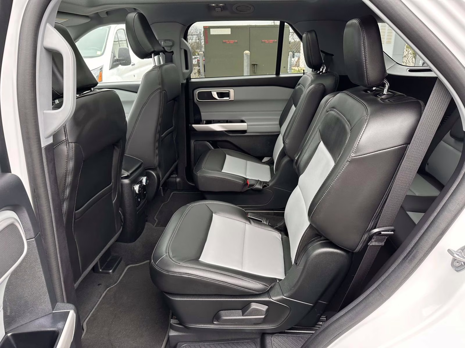 2022 Star White Metallic Tri-Coat Ford Explorer XLT 4WD 4X4 SUV