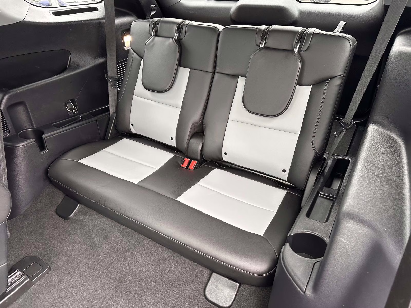 2022 Star White Metallic Tri-Coat Ford Explorer XLT 4WD 4X4 SUV