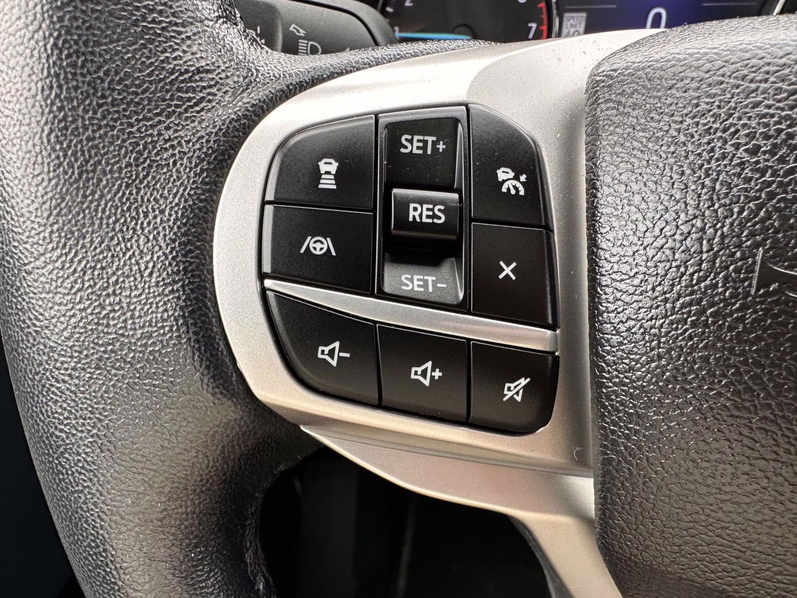 2022 Star White Metallic Tri-Coat Ford Explorer XLT 4WD 4X4 SUV