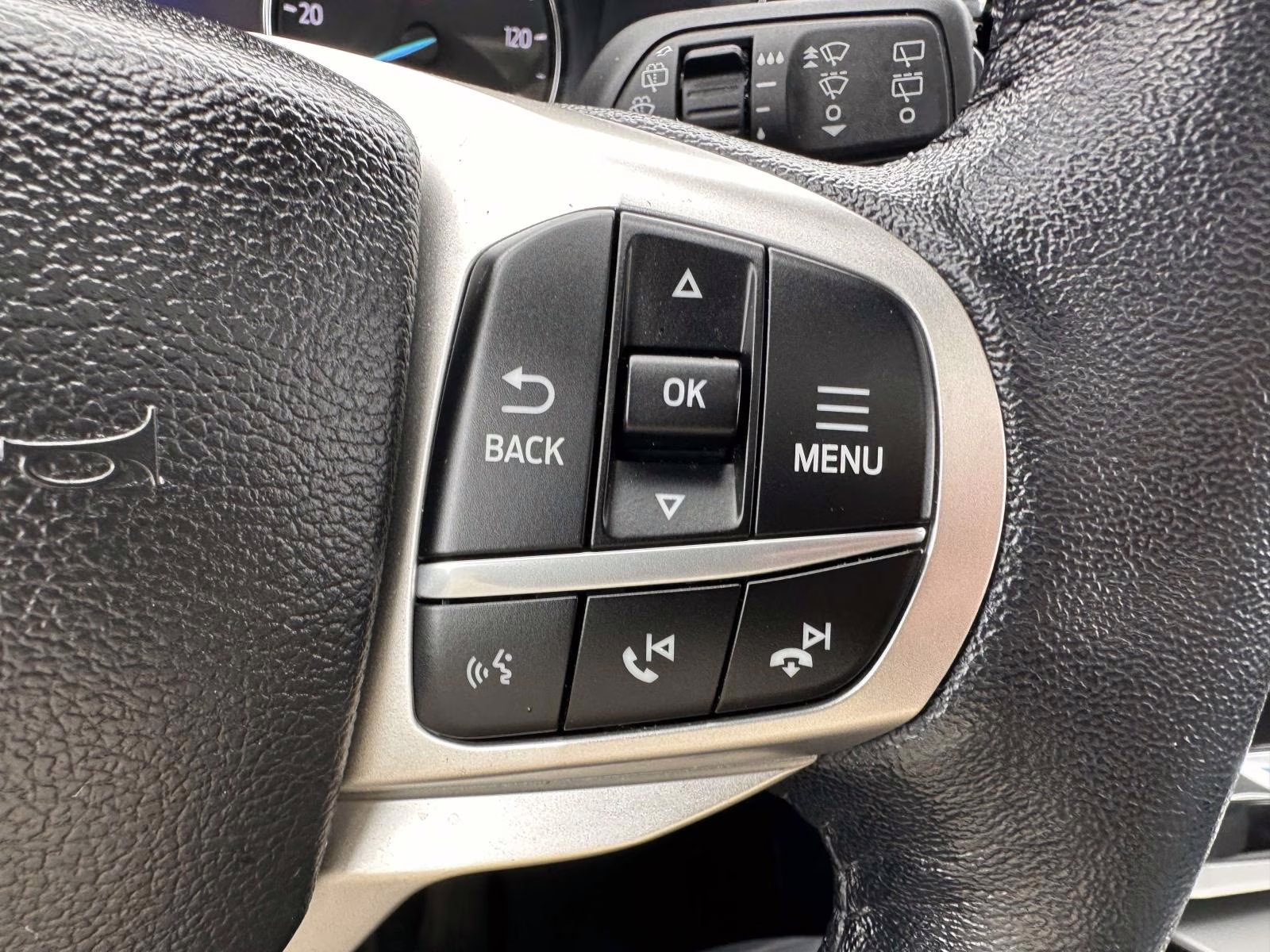 2022 Star White Metallic Tri-Coat Ford Explorer XLT 4WD 4X4 SUV