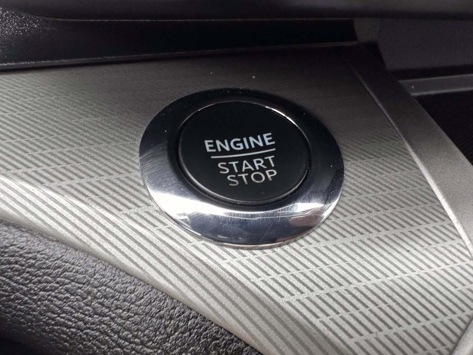 2022 Star White Metallic Tri-Coat Ford Explorer XLT 4WD 4X4 SUV