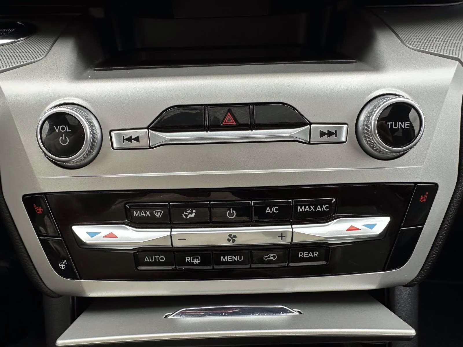 2022 Star White Metallic Tri-Coat Ford Explorer XLT 4WD 4X4 SUV