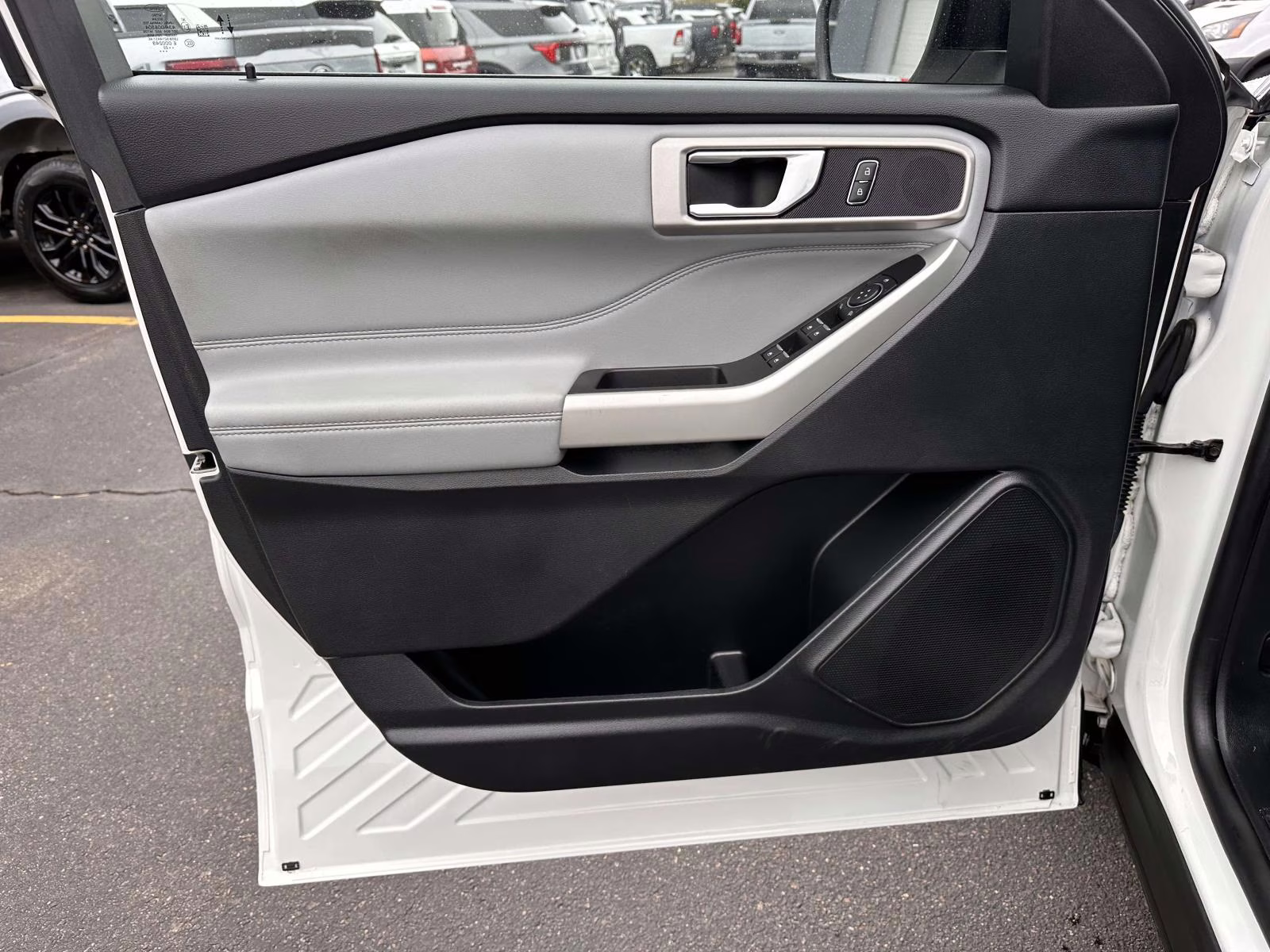 2022 Star White Metallic Tri-Coat Ford Explorer XLT 4WD 4X4 SUV