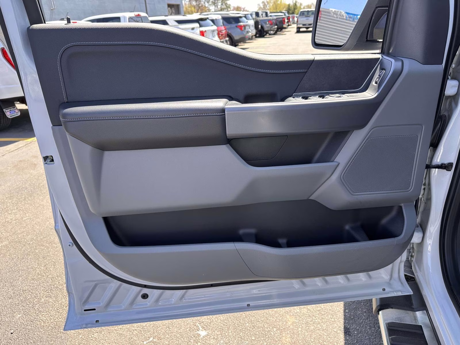 2025 Space White Metallic Ford F-150 XLT 4WD SuperCrew 5.5' Box 4X4 Truck