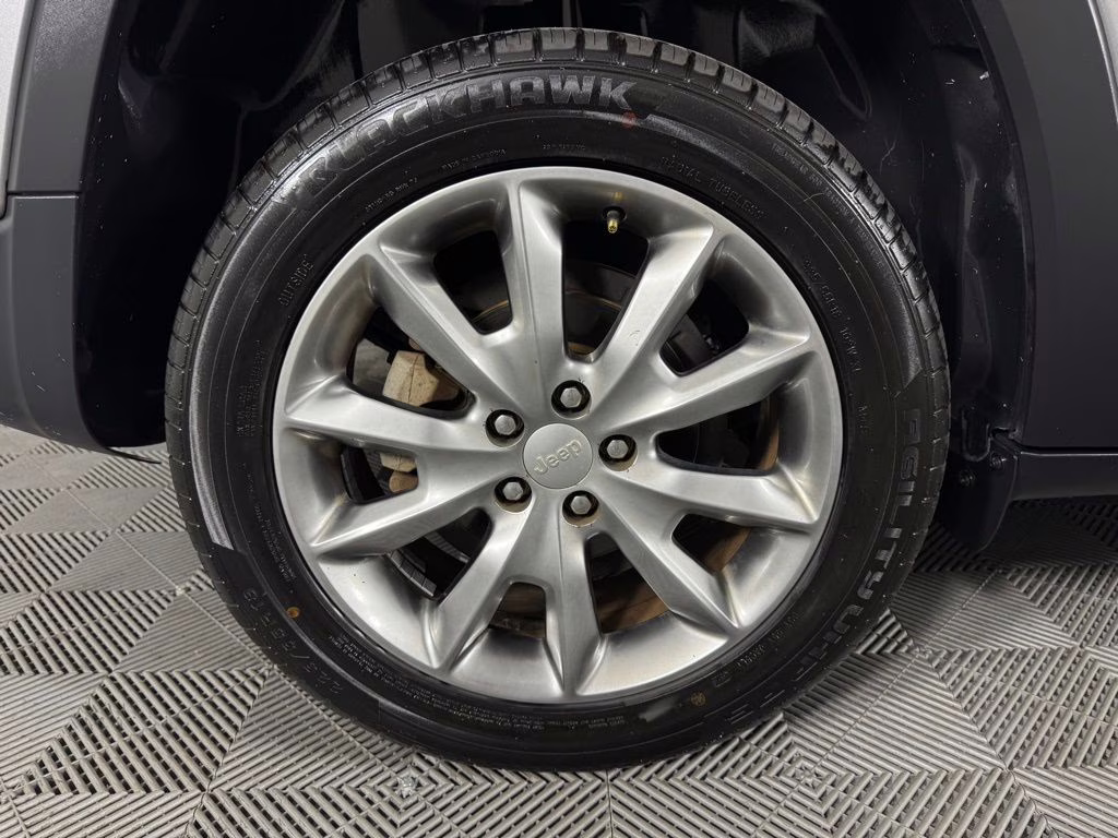 2018 Billet Silver Metallic Clearcoat Jeep Cherokee Limited FWD SUV