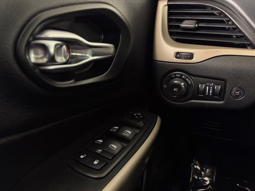 2018 Billet Silver Metallic Clearcoat Jeep Cherokee Limited FWD SUV